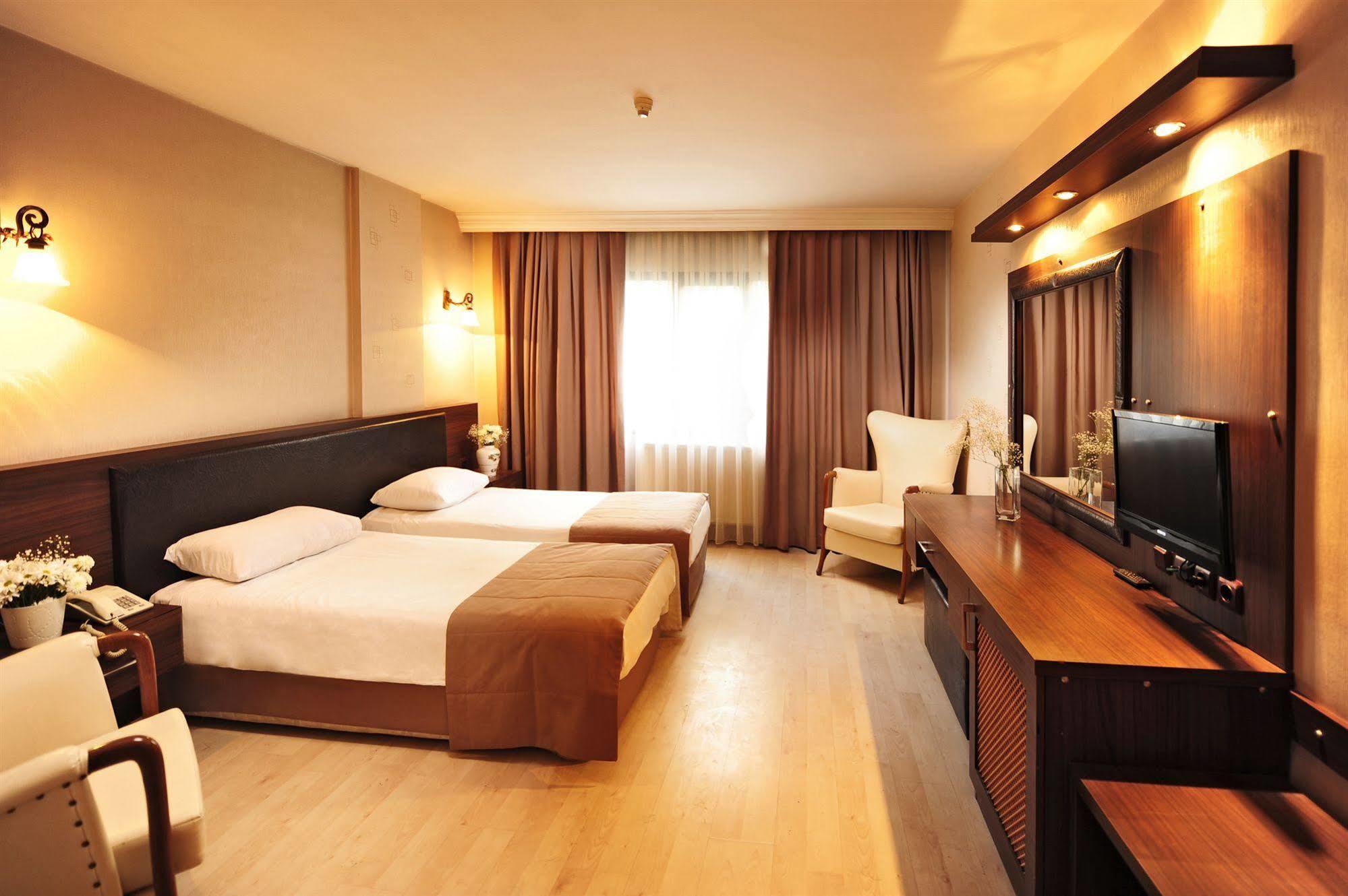 Uestuen Hotel Alsancak İzmir Ngoại thất bức ảnh